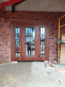 Входная дверь в коттедж остекленная с ковкой - купить от производителя Мосдвери Входная дверь в коттедж остекленная с ковкой